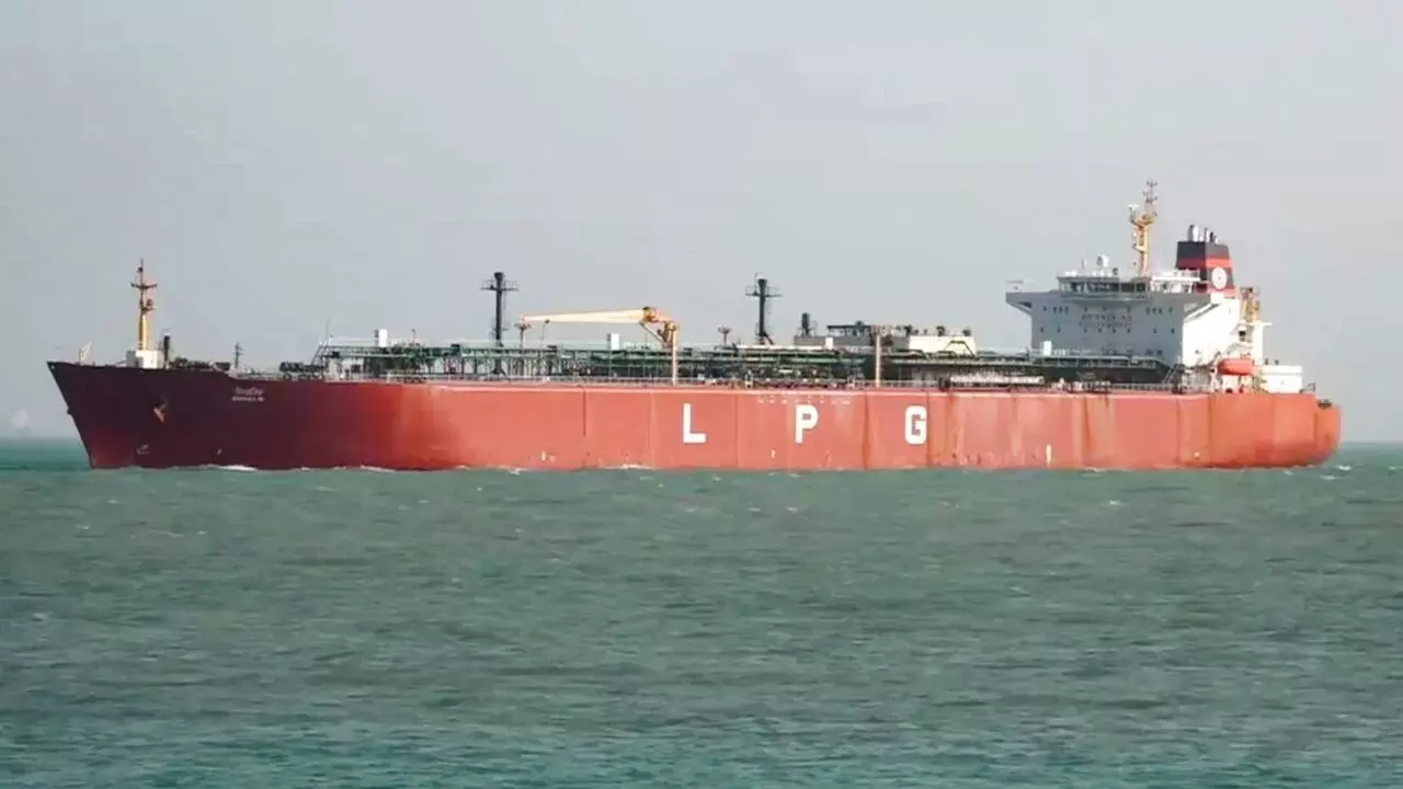 LPG : ముగిసిన గ్యాస్ కష్టాలు.. యుద్ధం మధ్యలో భారత్కు చేరిన ఎల్పీజీ నౌక.. ఇక సిలిండర్ల పండగే LPG : ముగిసిన గ్యాస్ కష్టాలు.. యుద్ధం మధ్యలో భారత్కు చేరిన ఎల్పీజీ నౌక.. ఇక సిలిండర్ల పండగే