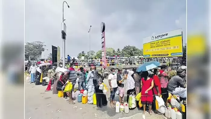 Fuel Crisis : వారానికి 4 రోజులే ఆఫీసులు.. ఇంధనం ఆదా చేసేందుకు లంక సర్కార్ సంచలన నిర్ణయం Fuel Crisis : వారానికి 4 రోజులే ఆఫీసులు.. ఇంధనం ఆదా చేసేందుకు లంక సర్కార్ సంచలన నిర్ణయం