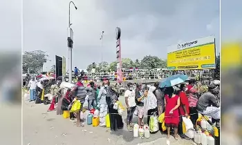 Fuel Crisis : వారానికి 4 రోజులే ఆఫీసులు.. ఇంధనం ఆదా చేసేందుకు లంక సర్కార్ సంచలన నిర్ణయం Fuel Crisis : వారానికి 4 రోజులే ఆఫీసులు.. ఇంధనం ఆదా చేసేందుకు లంక సర్కార్ సంచలన నిర్ణయం