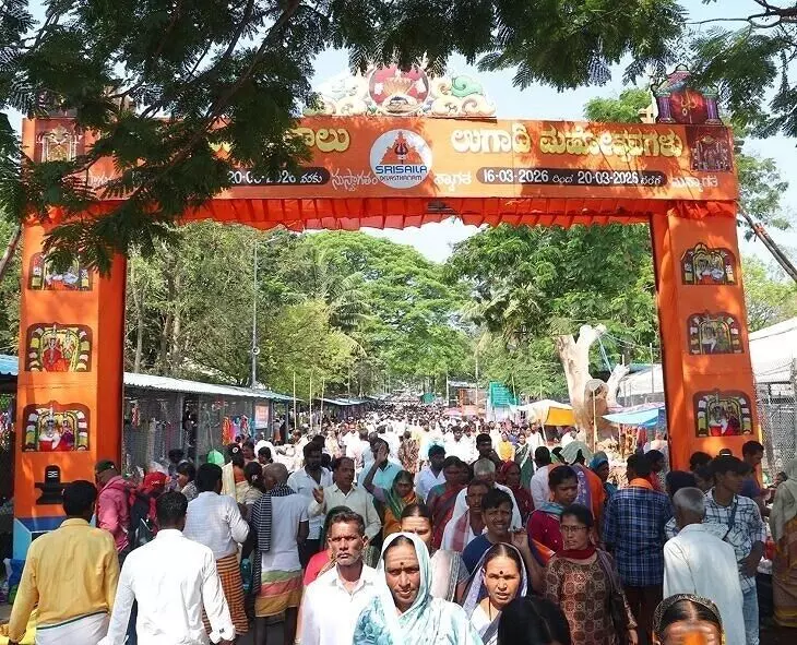Srisailam Celebrates Ugadi: శ్రీశైలంలో ఉగాది సంబరం.. మల్లన్న చెంతకు పోటెత్తిన కన్నడ భక్తులు! Srisailam Celebrates Ugadi: శ్రీశైలంలో ఉగాది సంబరం.. మల్లన్న చెంతకు పోటెత్తిన కన్నడ భక్తులు!