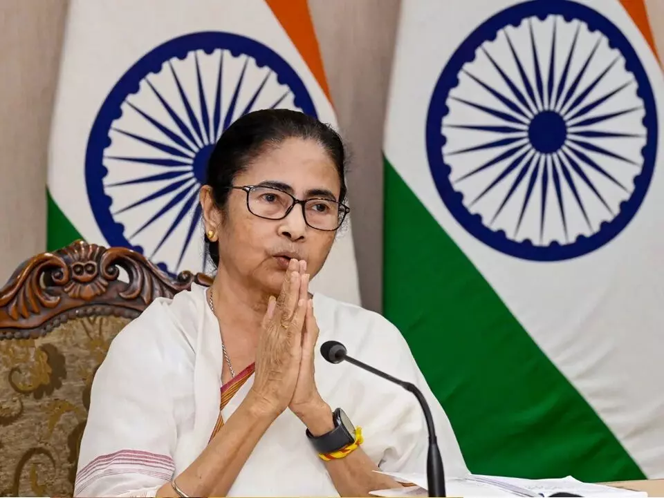 West Bengal Chief Minister Mamata Banerjee: ఈసీ రాజ్యాంగ ఔచిత్యాలు అతిక్రమించారని ఆరోపించిన మమతా బెనర్జీ West Bengal Chief Minister Mamata Banerjee: ఈసీ రాజ్యాంగ ఔచిత్యాలు అతిక్రమించారని ఆరోపించిన మమతా బెనర్జీ