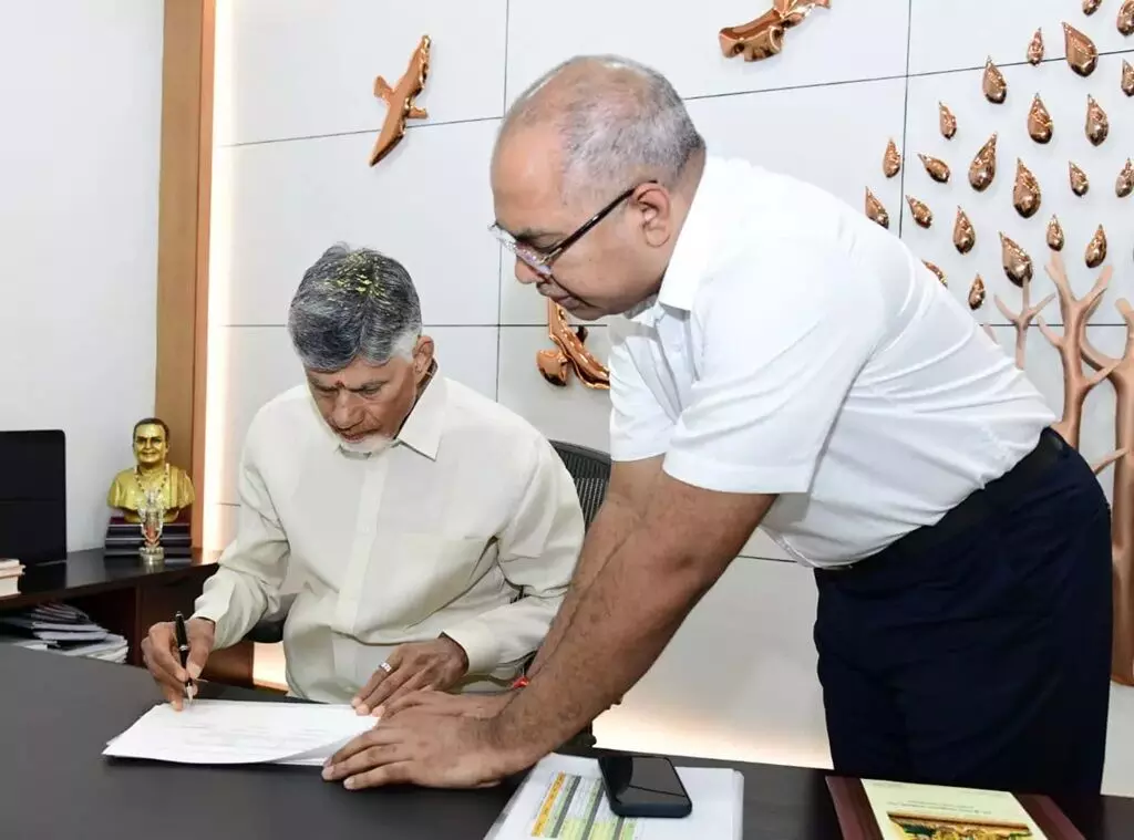 CM N. Chandrababu Naidu: సీఎంఆర్ఎఫ్ నిధుల విడుదల దస్త్రంపై ఉగాది రోజు చంద్రబాబు తొలి సంతకం CM N. Chandrababu Naidu: సీఎంఆర్ఎఫ్ నిధుల విడుదల దస్త్రంపై ఉగాది రోజు చంద్రబాబు తొలి సంతకం