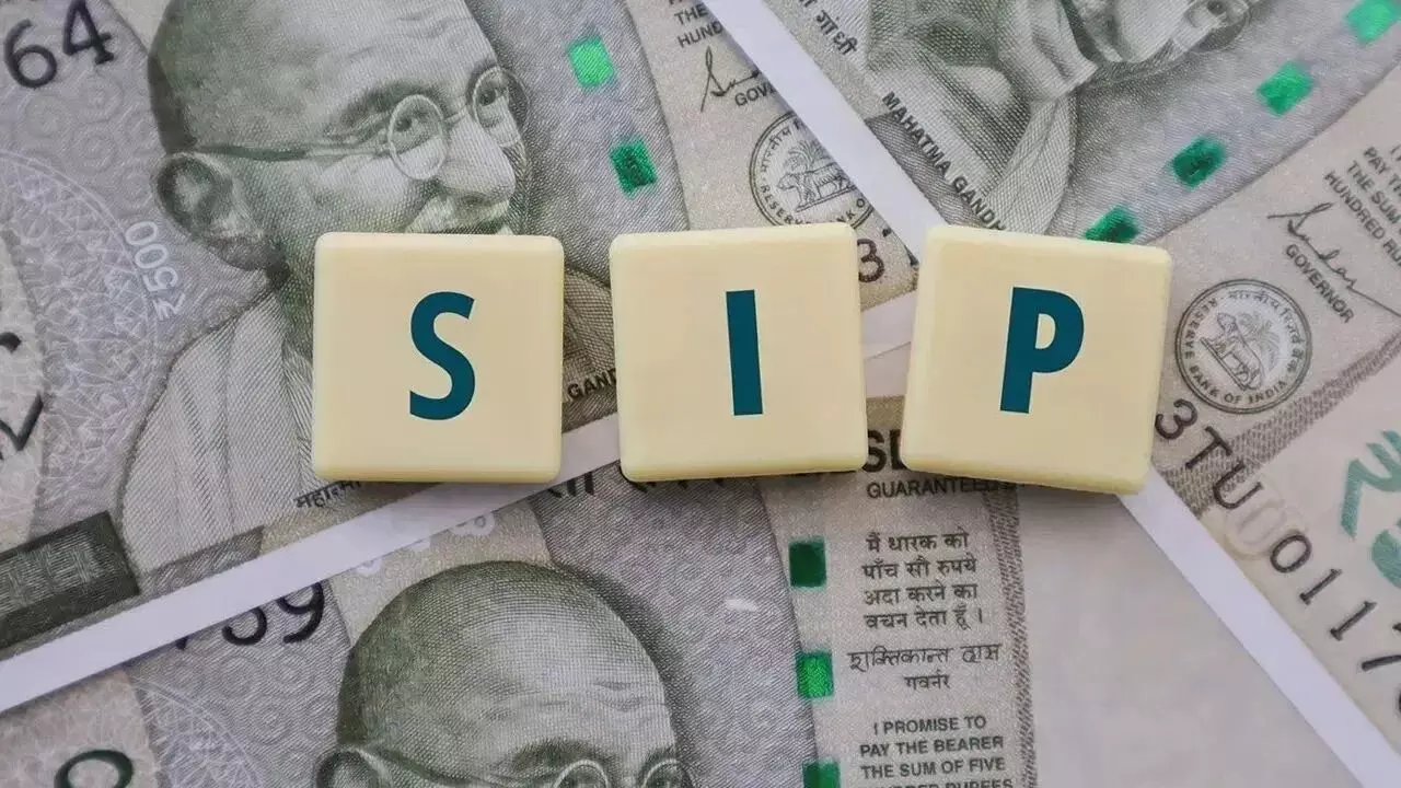 Mutual Funds : షేర్ మార్కెట్ అల్లకల్లోలం.. SIP ఆపేయడం తెలివైన పనేనా? నిపుణులు ఏమంటున్నారు? Mutual Funds : షేర్ మార్కెట్ అల్లకల్లోలం.. SIP ఆపేయడం తెలివైన పనేనా? నిపుణులు ఏమంటున్నారు?
