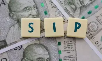 Mutual Funds : షేర్ మార్కెట్ అల్లకల్లోలం.. SIP ఆపేయడం తెలివైన పనేనా? నిపుణులు ఏమంటున్నారు? Mutual Funds : షేర్ మార్కెట్ అల్లకల్లోలం.. SIP ఆపేయడం తెలివైన పనేనా? నిపుణులు ఏమంటున్నారు?