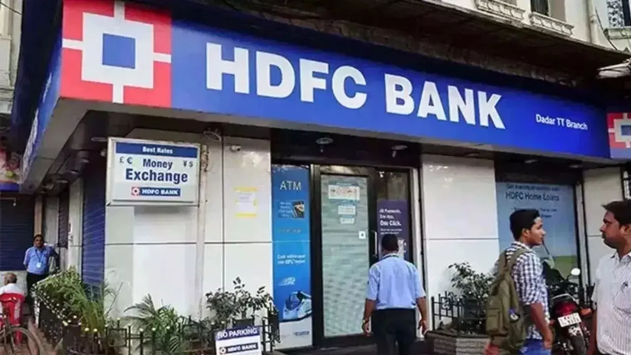 HDFC Bank : హెచ్డీఎఫ్సీ బ్యాంక్ సంచలన నిర్ణయం.. ముగ్గురు ఉన్నతాధికారుల పై వేటు HDFC Bank : హెచ్డీఎఫ్సీ బ్యాంక్ సంచలన నిర్ణయం.. ముగ్గురు ఉన్నతాధికారుల పై వేటు