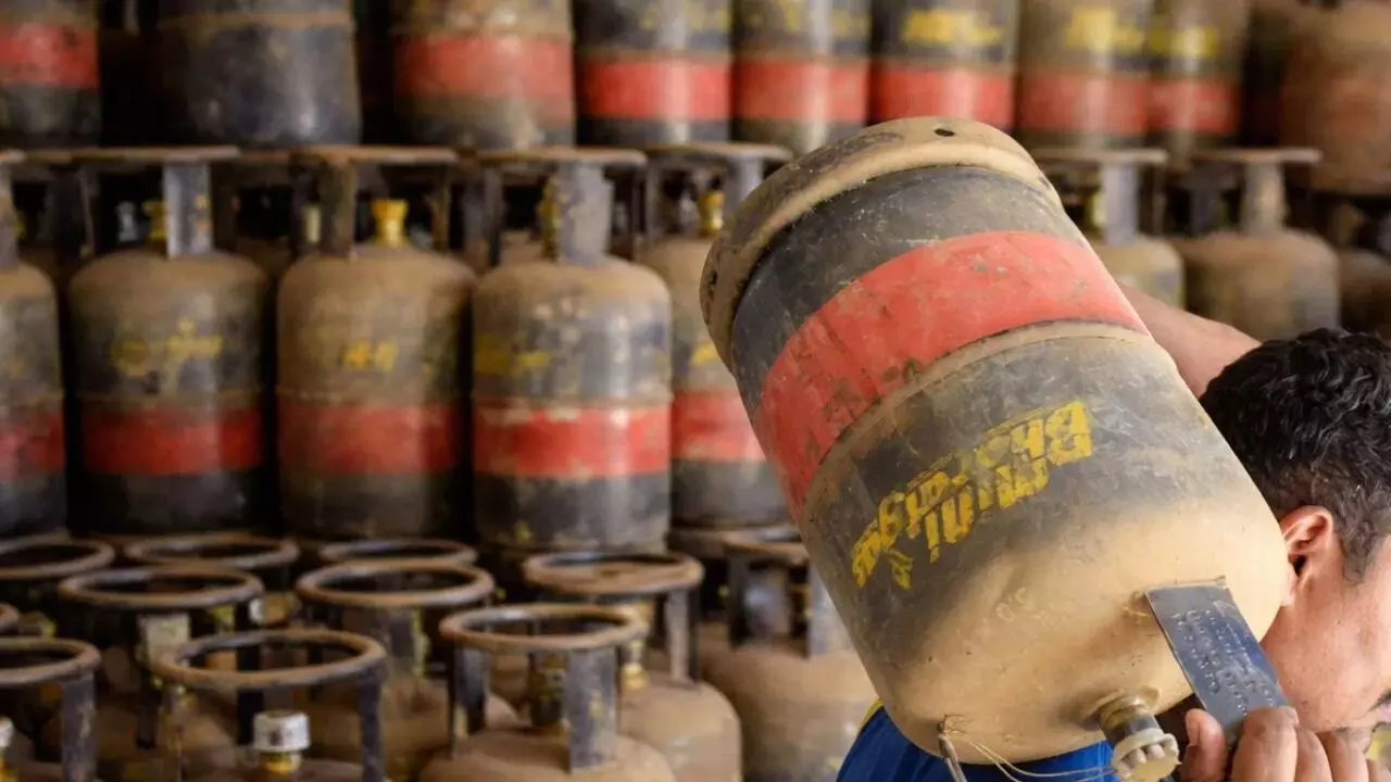 LPG : మార్చి 23 నుంచి అమల్లోకి కొత్త రూల్స్.. హోటళ్లు, రెస్టారెంట్లకు గ్యాస్ కష్టాల నుంచి విముక్తి LPG : మార్చి 23 నుంచి అమల్లోకి కొత్త రూల్స్.. హోటళ్లు, రెస్టారెంట్లకు గ్యాస్ కష్టాల నుంచి విముక్తి