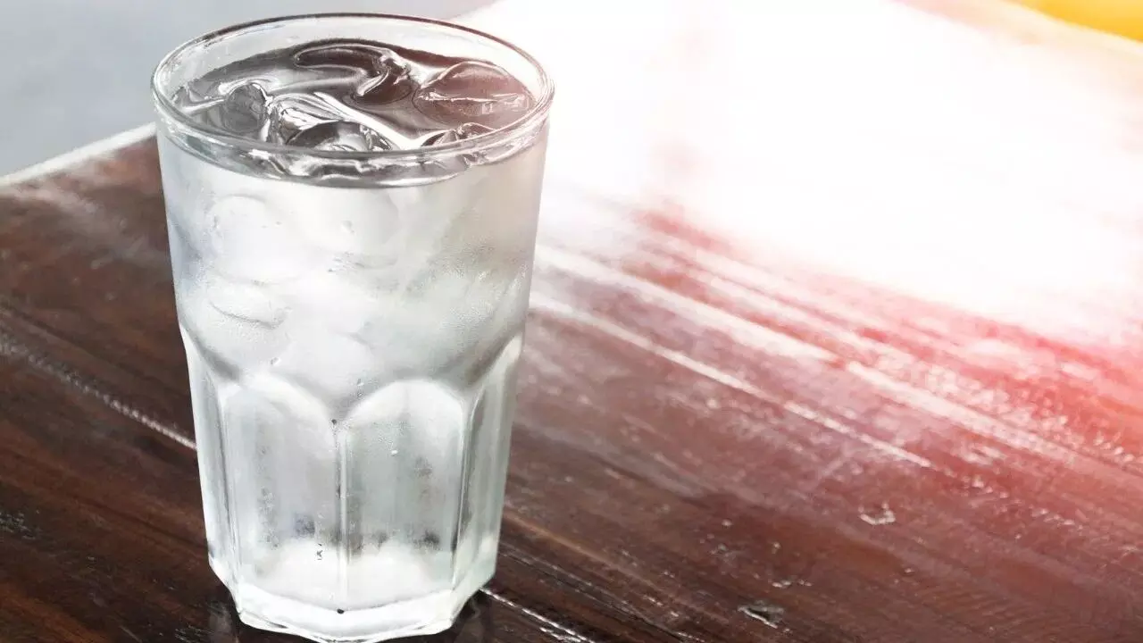 Drinking Cold Water in Summer: వేసవిలో చల్లటి నీరు తాగుతున్నారా? అయితే ఈ కోల్డ్ షాక్ గురించి తెలుసుకోండి.. Drinking Cold Water in Summer: వేసవిలో చల్లటి నీరు తాగుతున్నారా? అయితే ఈ కోల్డ్ షాక్ గురించి తెలుసుకోండి..
