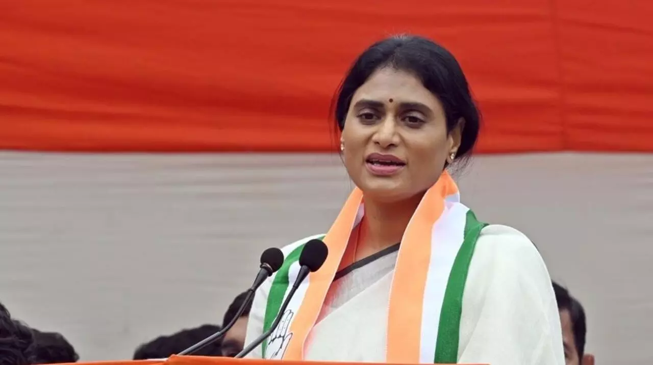 Y. S. Sharmila Slams YSR Congress Party: విజయమ్మ స్పష్టత ఇచ్చినా వైకాపా నాయకులు మొరుగుతూనే ఉన్నారు: షర్మిల Y. S. Sharmila Slams YSR Congress Party: విజయమ్మ స్పష్టత ఇచ్చినా వైకాపా నాయకులు మొరుగుతూనే ఉన్నారు: షర్మిల