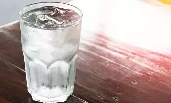 Drinking Cold Water in Summer: వేసవిలో చల్లటి నీరు తాగుతున్నారా? అయితే ఈ కోల్డ్ షాక్ గురించి తెలుసుకోండి.. Drinking Cold Water in Summer: వేసవిలో చల్లటి నీరు తాగుతున్నారా? అయితే ఈ కోల్డ్ షాక్ గురించి తెలుసుకోండి..