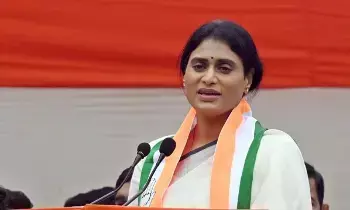 Y. S. Sharmila Slams YSR Congress Party: విజయమ్మ స్పష్టత ఇచ్చినా వైకాపా నాయకులు మొరుగుతూనే ఉన్నారు: షర్మిల Y. S. Sharmila Slams YSR Congress Party: విజయమ్మ స్పష్టత ఇచ్చినా వైకాపా నాయకులు మొరుగుతూనే ఉన్నారు: షర్మిల