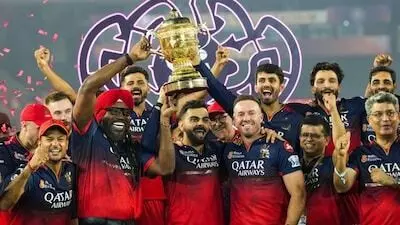 ఐపిఎల్ 2026: బిసిసిఐ కొత్త రూల్స్.. ఆటగాళ్లకు ఇక ఫ్యామిలీ దూరమేనా? ఐపిఎల్ 2026: బిసిసిఐ కొత్త రూల్స్.. ఆటగాళ్లకు ఇక ఫ్యామిలీ దూరమేనా?