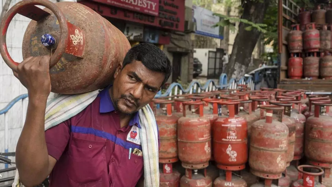 LPG : గ్యాస్ సిలిండర్లలో కోత.. ఇకపై 14.2 కిలోలకు బదులు 10 కిలోలేనా? ప్రభుత్వ సంస్థల సరికొత్త ప్లాన్ LPG : గ్యాస్ సిలిండర్లలో కోత.. ఇకపై 14.2 కిలోలకు బదులు 10 కిలోలేనా? ప్రభుత్వ సంస్థల సరికొత్త ప్లాన్