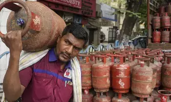 LPG : గ్యాస్ సిలిండర్లలో కోత.. ఇకపై 14.2 కిలోలకు బదులు 10 కిలోలేనా? ప్రభుత్వ సంస్థల సరికొత్త ప్లాన్ LPG : గ్యాస్ సిలిండర్లలో కోత.. ఇకపై 14.2 కిలోలకు బదులు 10 కిలోలేనా? ప్రభుత్వ సంస్థల సరికొత్త ప్లాన్