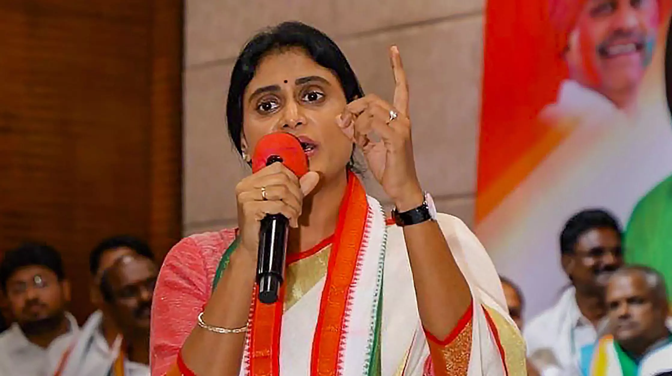 Y. S. Sharmila: ఉక్కు కర్మాగారంపై షర్మిల ఆగ్రహం – ప్రభుత్వాల వైఖరిపై ప్రశ్నలు Y. S. Sharmila: ఉక్కు కర్మాగారంపై షర్మిల ఆగ్రహం – ప్రభుత్వాల వైఖరిపై ప్రశ్నలు