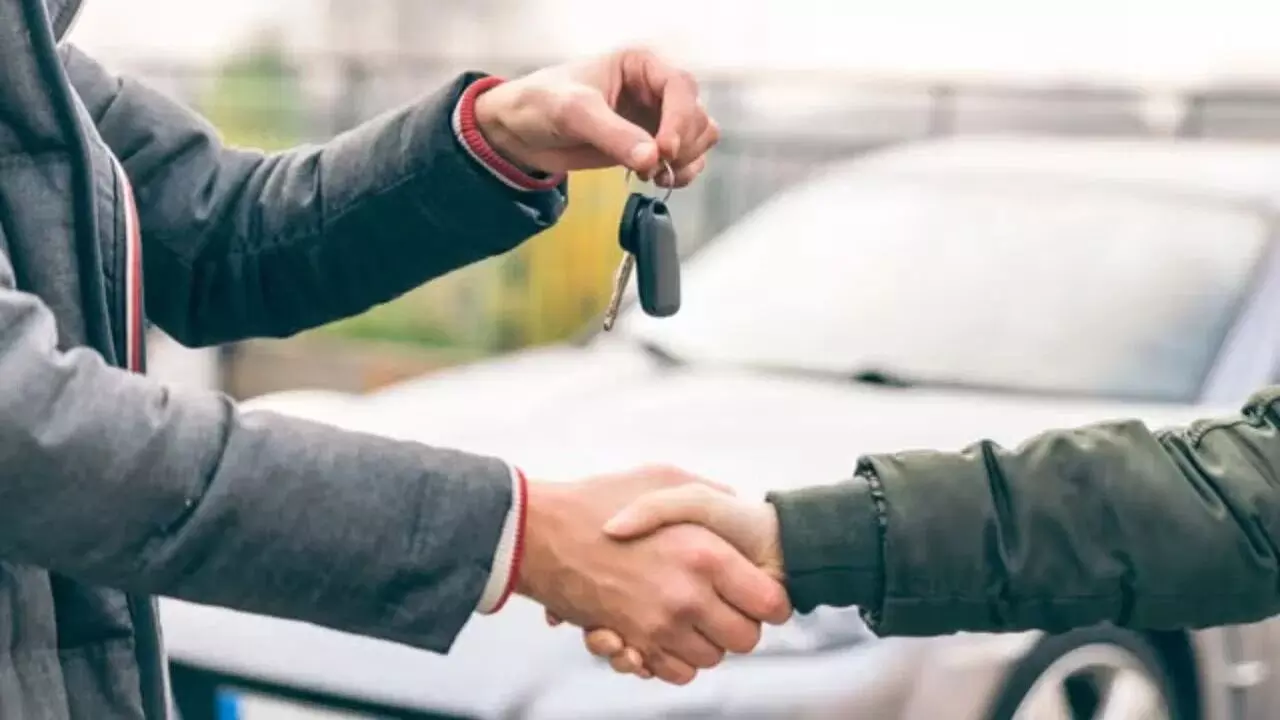 Selling Old Car : పాత కారును అమ్ముతున్నారా? బయట వ్యక్తుల కంటే డీలర్లే సేఫ్.. ఎందుకో తెలుసా? Selling Old Car : పాత కారును అమ్ముతున్నారా? బయట వ్యక్తుల కంటే డీలర్లే సేఫ్.. ఎందుకో తెలుసా?