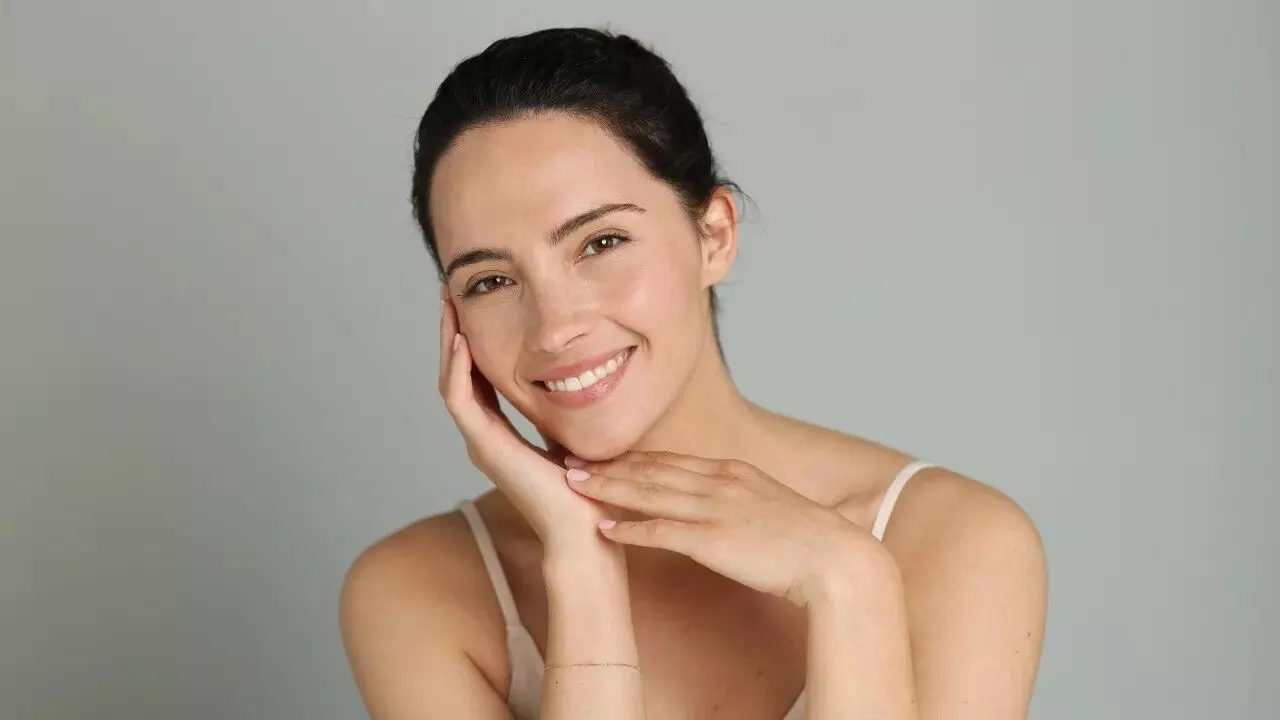Zero-Cost Beauty Tip: పైసా ఖర్చు లేని బ్యూటీ టిప్.. మెరిసే చర్మం, దృఢమైన జుట్టు కోసం బియ్యపు నీరు ఇలా వాడండి.. Zero-Cost Beauty Tip: పైసా ఖర్చు లేని బ్యూటీ టిప్.. మెరిసే చర్మం, దృఢమైన జుట్టు కోసం బియ్యపు నీరు ఇలా వాడండి..