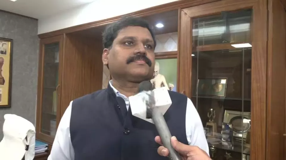 Stephen Raveendra: తెలంగాణలో ఇంధనాల కొరత లేదు.. ప్రజలు వదంతులకు లోనవద్దు: స్టీఫెన్ రవీంద్ర Stephen Raveendra: తెలంగాణలో ఇంధనాల కొరత లేదు.. ప్రజలు వదంతులకు లోనవద్దు: స్టీఫెన్ రవీంద్ర