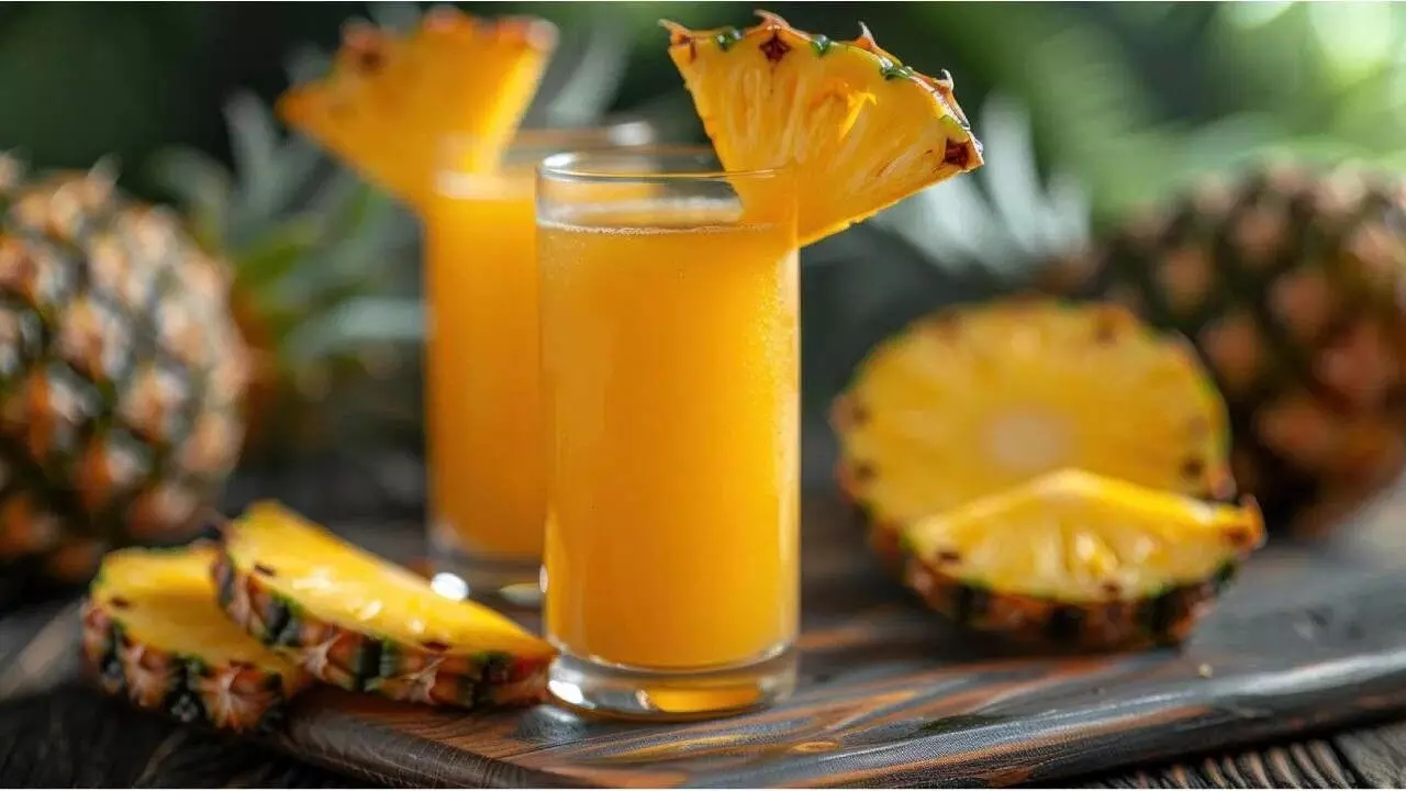 Pineapple Is Summer’s Superfruit: వేసవిలో పైనాపిల్ అమృతం.. కేవలం దాహం తీర్చడమే కాదు.. ఈ అద్భుత ప్రయోజనాలు మీ సొంతం.. Pineapple Is Summer’s Superfruit: వేసవిలో పైనాపిల్ అమృతం.. కేవలం దాహం తీర్చడమే కాదు.. ఈ అద్భుత ప్రయోజనాలు మీ సొంతం..
