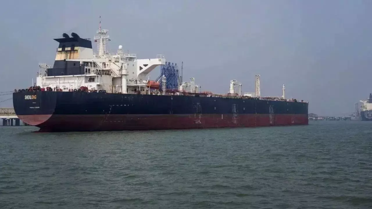 LPG Ship : తీరానికి చేరిన గ్యాస్ నౌక.. అపోలో ఓషన్ రాకతో తీరనున్న ఎల్పీజీ కష్టాలు LPG Ship : తీరానికి చేరిన గ్యాస్ నౌక.. అపోలో ఓషన్ రాకతో తీరనున్న ఎల్పీజీ కష్టాలు