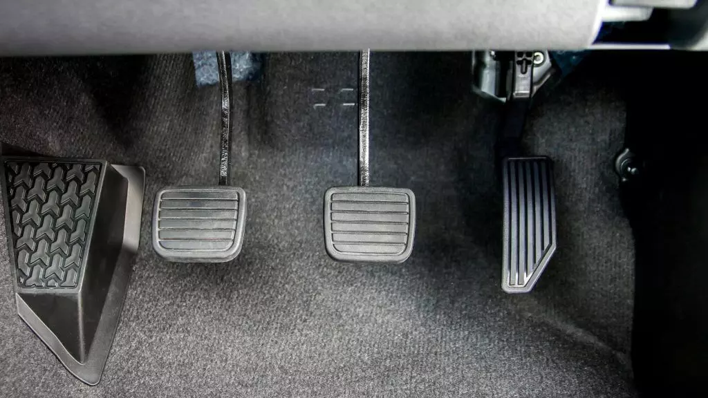Car Care : కారు క్లచ్ ప్లేట్లు త్వరగా అరిగిపోతున్నాయా? ఈ సెట్టింగ్స్ మారిస్తే మీ క్లచ్ లైఫ్ డబుల్ Car Care : కారు క్లచ్ ప్లేట్లు త్వరగా అరిగిపోతున్నాయా? ఈ సెట్టింగ్స్ మారిస్తే మీ క్లచ్ లైఫ్ డబుల్