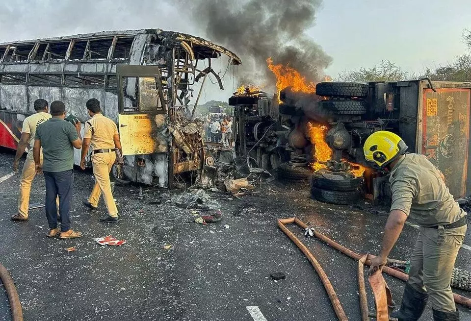Markapuram Accident: మార్కాపురం: డ్రైవర్ నిర్లక్ష్యం, అతివేగం ప్రమాదానికి కారణం Markapuram Accident: మార్కాపురం: డ్రైవర్ నిర్లక్ష్యం, అతివేగం ప్రమాదానికి కారణం