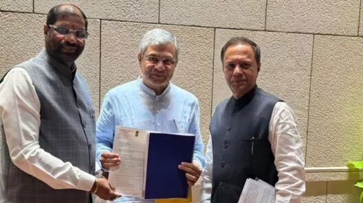 New Railway Division: కొత్తగూడెం కేంద్రంగా కొత్త రైల్వే డివిజన్ ఏర్పాటు చేయాలి: కేంద్ర రైల్వే మంత్రి అశ్వినీవైష్ణవ్కు భారాస ఎంపీలు వినతి New Railway Division: కొత్తగూడెం కేంద్రంగా కొత్త రైల్వే డివిజన్ ఏర్పాటు చేయాలి: కేంద్ర రైల్వే మంత్రి అశ్వినీవైష్ణవ్కు భారాస ఎంపీలు వినతి