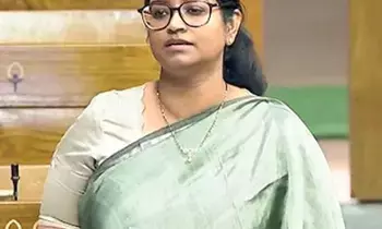 MP Kadiyam Kavya: పారాక్వాట్ మందు నిషేధం కోసం ఎంపీ కావ్య డిమాండ్ MP Kadiyam Kavya: పారాక్వాట్ మందు నిషేధం కోసం ఎంపీ కావ్య డిమాండ్