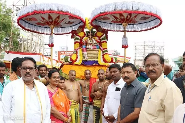 Lord Rama: నవనీత కృష్ణాలంకారంలో రామయ్య ముగ్ధమనోహర రూపం Lord Rama: నవనీత కృష్ణాలంకారంలో రామయ్య ముగ్ధమనోహర రూపం