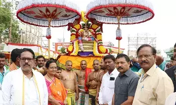 Lord Rama: నవనీత కృష్ణాలంకారంలో రామయ్య ముగ్ధమనోహర రూపం Lord Rama: నవనీత కృష్ణాలంకారంలో రామయ్య ముగ్ధమనోహర రూపం