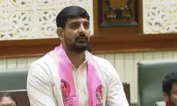 Kaushik Reddy: శాసనసభలో దుమారం: కడియం శ్రీహరికి బెదిరింపు సంజ్ఞలు చేసిన కౌశిక్రెడ్డి వ్యవహారం ఎథిక్స్ కమిటీకి సిఫార్సు Kaushik Reddy: శాసనసభలో దుమారం: కడియం శ్రీహరికి బెదిరింపు సంజ్ఞలు చేసిన కౌశిక్రెడ్డి వ్యవహారం ఎథిక్స్ కమిటీకి సిఫార్సు