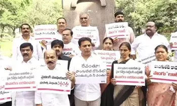 Bharat Rashtra Samithi Leaders : అక్రమ మైనింగ్ కుంభకోణం.. మంత్రి పొంగులేటిని తక్షణం బర్తరఫ్ చేయాలి: భారాస ఎమ్మెల్యేలు, ఎమ్మెల్సీల నిరసన Bharat Rashtra Samithi Leaders : అక్రమ మైనింగ్ కుంభకోణం.. మంత్రి పొంగులేటిని తక్షణం బర్తరఫ్ చేయాలి: భారాస ఎమ్మెల్యేలు, ఎమ్మెల్సీల నిరసన