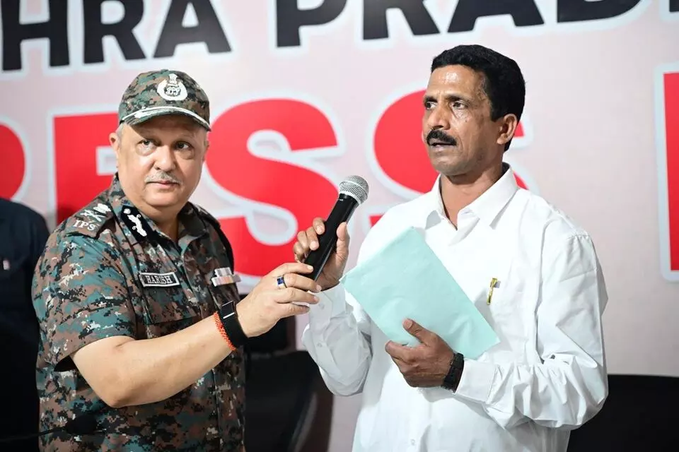 Chelluri Narayana Rao: ప్రజల ఆలోచనలకు భిన్నంగా వెళ్లడంతో మావోయిస్టు ఉద్యమం దెబ్బతింది: చెల్లూరి నారాయణరావు Chelluri Narayana Rao: ప్రజల ఆలోచనలకు భిన్నంగా వెళ్లడంతో మావోయిస్టు ఉద్యమం దెబ్బతింది: చెల్లూరి నారాయణరావు