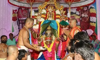 Lord Rama: హనుమంత వాహనంపై శ్రీ సీతారామలక్ష్మణుల విహారం Lord Rama: హనుమంత వాహనంపై శ్రీ సీతారామలక్ష్మణుల విహారం