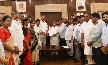 Bharat Rashtra Samithi: మంత్రి పొంగులేటిని వెంటనే బర్తరఫ్ చేయాలి: గవర్నర్కు భారాస వినతి Bharat Rashtra Samithi: మంత్రి పొంగులేటిని వెంటనే బర్తరఫ్ చేయాలి: గవర్నర్కు భారాస వినతి