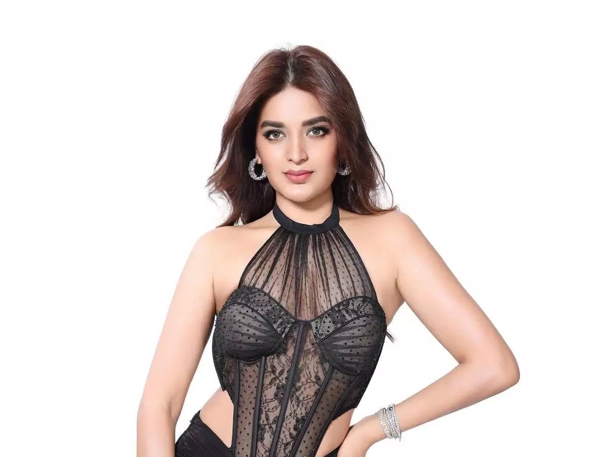 Actress Nidhhi Agerwal: సినిమాలు ఫ్లాప్.. బ్రాండ్లే టాప్: రూటు మార్చిన నిధి అగర్వాల్! Actress Nidhhi Agerwal: సినిమాలు ఫ్లాప్.. బ్రాండ్లే టాప్: రూటు మార్చిన నిధి అగర్వాల్!
