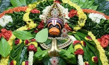 Women Worship Lord Hanuman: మహిళలు హనుమంతుడిని పూజించవచ్చా? ఈ 5 తప్పులు చేస్తే పూజా ఫలం దక్కదు.. నియమాలు ఇవే.. Women Worship Lord Hanuman: మహిళలు హనుమంతుడిని పూజించవచ్చా? ఈ 5 తప్పులు చేస్తే పూజా ఫలం దక్కదు.. నియమాలు ఇవే..