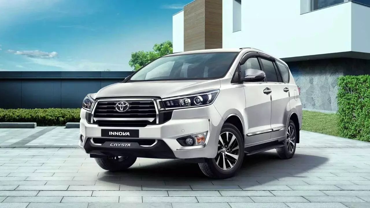 Toyota : టయోటా దెబ్బకు ప్రత్యర్థులు విలవిల.. రోడ్డు మీద కనిపిస్తే ఇన్నోవా, లేదంటే ఫార్చ్యూనర్లే Toyota : టయోటా దెబ్బకు ప్రత్యర్థులు విలవిల.. రోడ్డు మీద కనిపిస్తే ఇన్నోవా, లేదంటే ఫార్చ్యూనర్లే