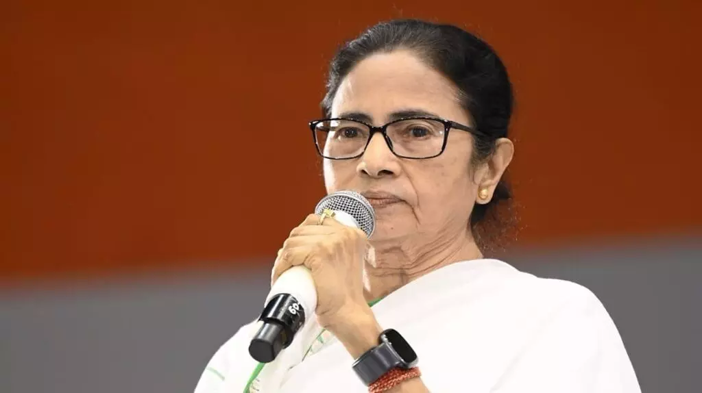 Mamata Banerjee: మల్దా హోస్టేజ్ ఘటనపై మమతా సంచలన వ్యాఖ్యలు: ‘పరిపాలన నా చేతుల్లో లేదు’ Mamata Banerjee: మల్దా హోస్టేజ్ ఘటనపై మమతా సంచలన వ్యాఖ్యలు: ‘పరిపాలన నా చేతుల్లో లేదు’
