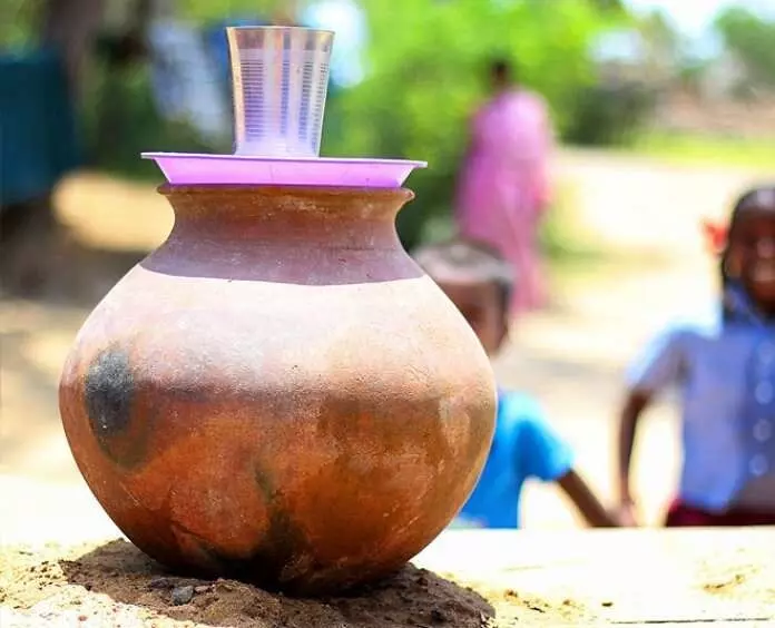 Drinking Water from Clay Pot: మట్టి కుండలో నీళ్లు తాగుతున్నారా.? Drinking Water from Clay Pot: మట్టి కుండలో నీళ్లు తాగుతున్నారా.?