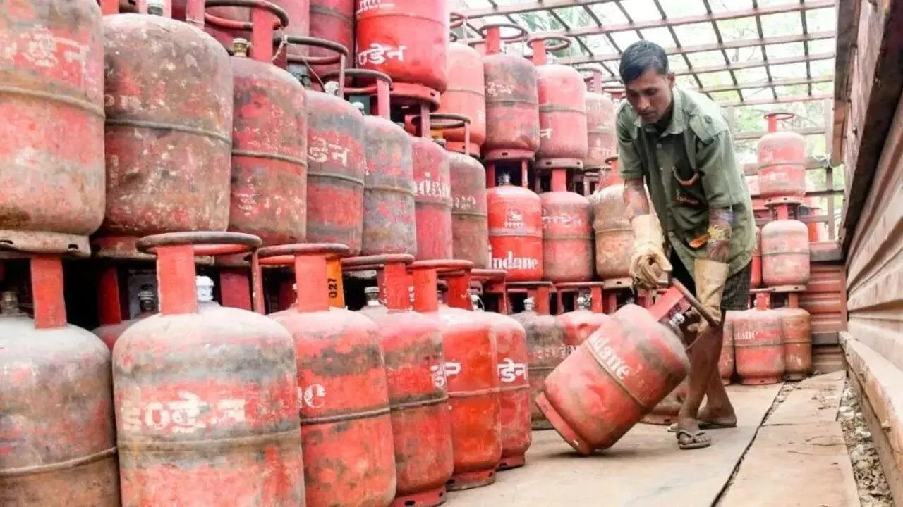 LPG Gas Agency Dealership : గ్యాస్ ఏజెన్సీ పెట్టాలనుకుంటున్నారా? పెట్టుబడి, అర్హతలు, అప్లికేషన్ ప్రాసెస్ పూర్తి వివరాలివే LPG Gas Agency Dealership : గ్యాస్ ఏజెన్సీ పెట్టాలనుకుంటున్నారా? పెట్టుబడి, అర్హతలు, అప్లికేషన్ ప్రాసెస్ పూర్తి వివరాలివే
