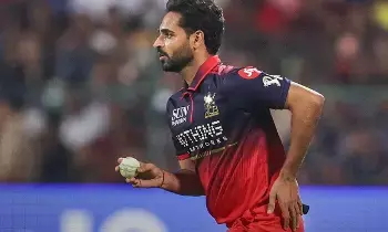 Indian Premier League: ఐపీఎల్లో భువనేశ్వర్ కుమార్ సరికొత్త చరిత్ర Indian Premier League: ఐపీఎల్లో భువనేశ్వర్ కుమార్ సరికొత్త చరిత్ర