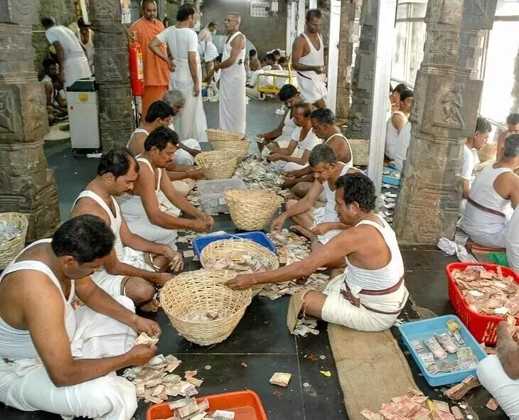 Tirumala Tirupati Devasthanams: తిరుమల హుండీలో రద్దయిన నోట్లు.. టీటీడీకి రూ.400 కోట్ల తలనొప్పి! Tirumala Tirupati Devasthanams: తిరుమల హుండీలో రద్దయిన నోట్లు.. టీటీడీకి రూ.400 కోట్ల తలనొప్పి!