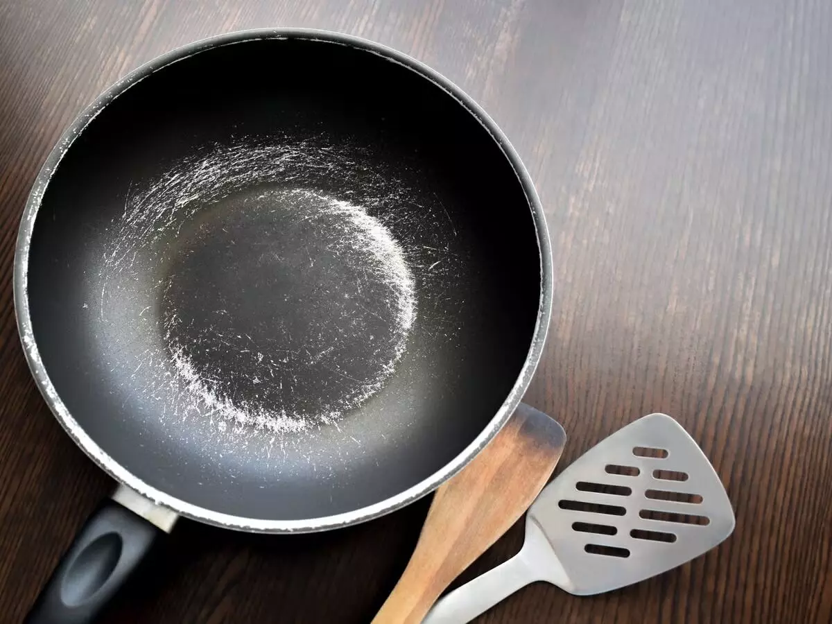 Scratched Non-stick Pan: నాన్-స్టిక్ పాన్పై చిన్న గీత పడిందా? అయితే జాగ్రత్త! Scratched Non-stick Pan: నాన్-స్టిక్ పాన్పై చిన్న గీత పడిందా? అయితే జాగ్రత్త!