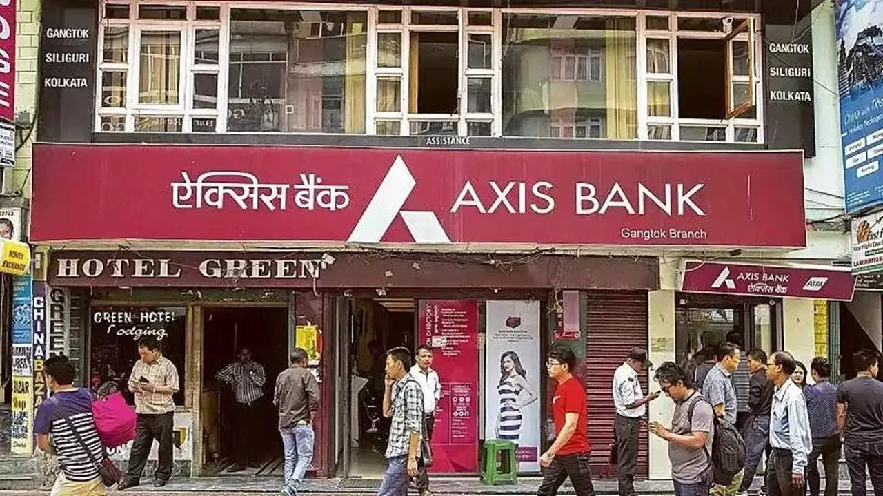 Axis Bank : సైబర్ దొంగలకు ఇక చెక్.. యాక్సిస్ బ్యాంక్ తెచ్చిన ఈ సేఫ్టీ ఫీచర్ అమోఘం Axis Bank : సైబర్ దొంగలకు ఇక చెక్.. యాక్సిస్ బ్యాంక్ తెచ్చిన ఈ సేఫ్టీ ఫీచర్ అమోఘం