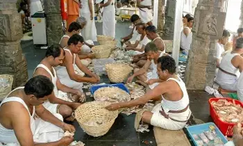 Tirumala Tirupati Devasthanams: తిరుమల హుండీలో రద్దయిన నోట్లు.. టీటీడీకి రూ.400 కోట్ల తలనొప్పి! Tirumala Tirupati Devasthanams: తిరుమల హుండీలో రద్దయిన నోట్లు.. టీటీడీకి రూ.400 కోట్ల తలనొప్పి!