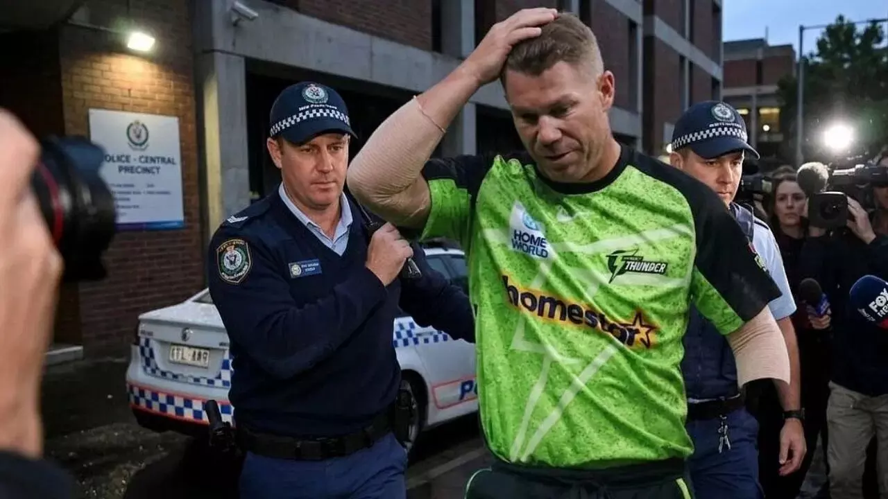 David Warner: డ్రంకెన్ డ్రైవ్ లో ఆస్ట్రేలియా స్టార్ క్రికెటర్ డేవిడ్ వార్నర్ అరెస్ట్ David Warner: డ్రంకెన్ డ్రైవ్ లో ఆస్ట్రేలియా స్టార్ క్రికెటర్ డేవిడ్ వార్నర్ అరెస్ట్