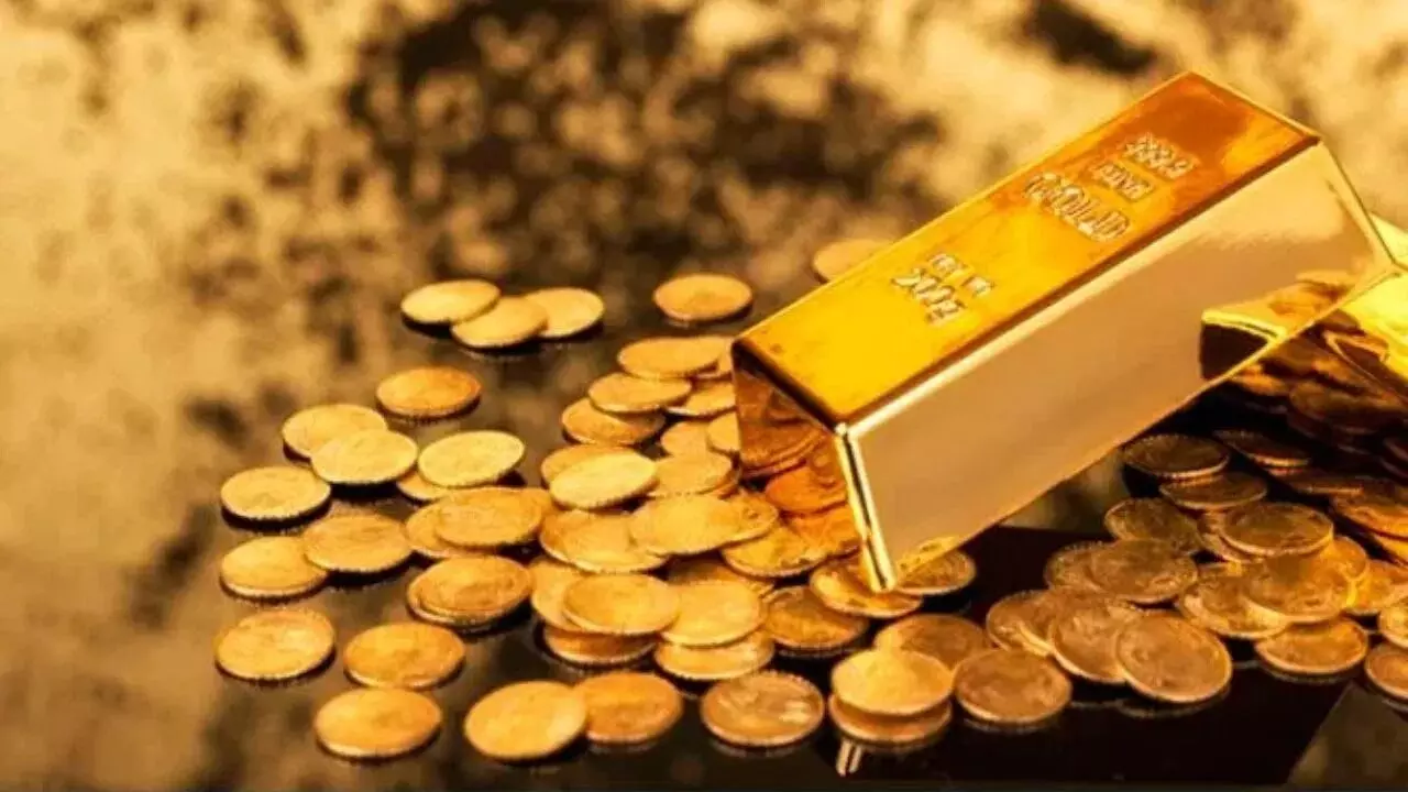 Gold Loan : వడ్డీ కట్టలేక చస్తున్నారా? అయితే ఈ గోల్డ్ ట్రిక్ తెలుసుకోండి.. లక్షలు ఆదా చేయండి Gold Loan : వడ్డీ కట్టలేక చస్తున్నారా? అయితే ఈ గోల్డ్ ట్రిక్ తెలుసుకోండి.. లక్షలు ఆదా చేయండి