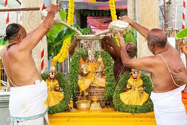 Sri Govindaraja Swamy Temple: తిరుపతి శ్రీ గోవిందరాజస్వామివారి ఆలయంలో బుగ్గోత్సవాలు Sri Govindaraja Swamy Temple: తిరుపతి శ్రీ గోవిందరాజస్వామివారి ఆలయంలో బుగ్గోత్సవాలు