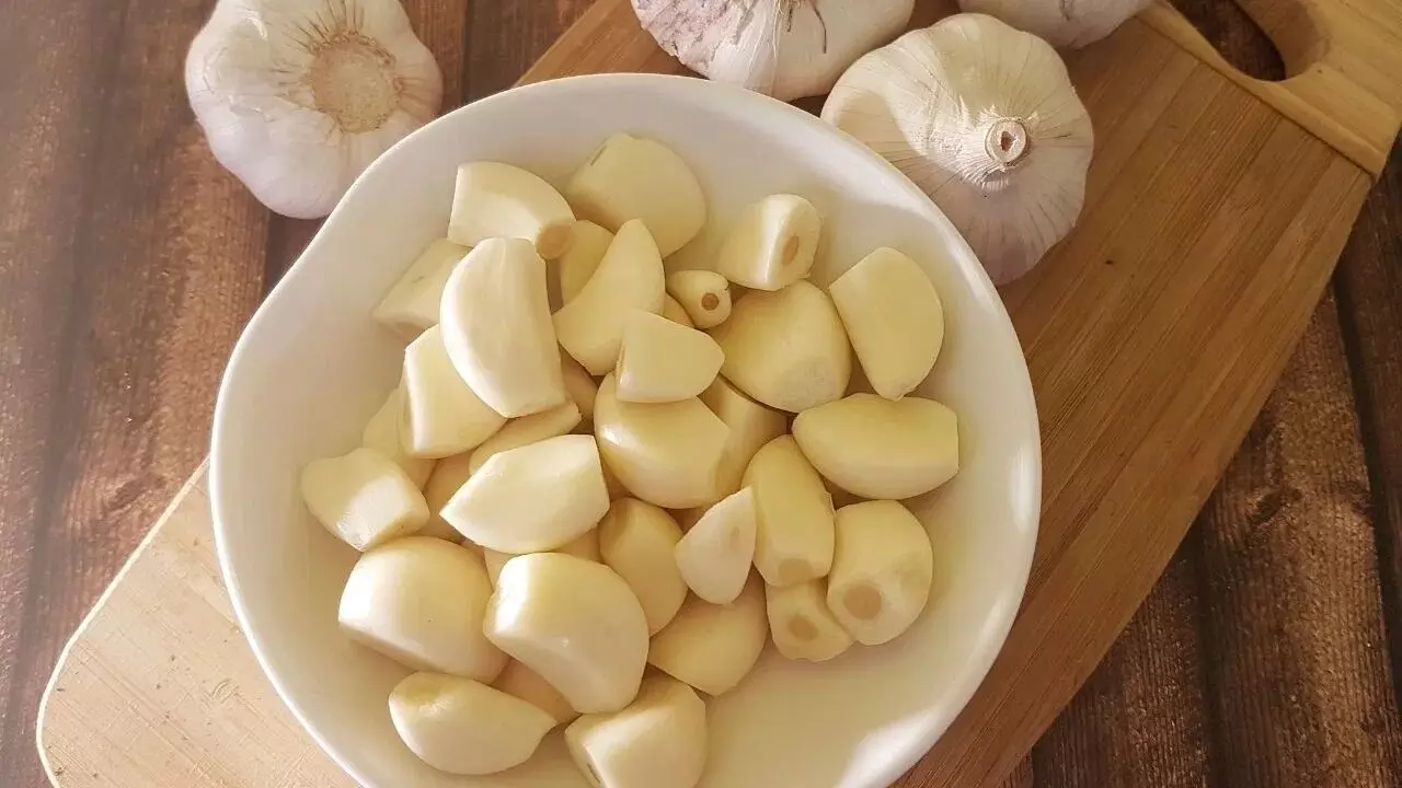 Daily Benefits of Eating Garlic: ప్రతిరోజూ ఒక వెల్లుల్లి రెబ్బతో అద్భుత ప్రయోజనాలు.. ఆ విటమిన్ల గని గురించి మీకు తెలుసా? Daily Benefits of Eating Garlic: ప్రతిరోజూ ఒక వెల్లుల్లి రెబ్బతో అద్భుత ప్రయోజనాలు.. ఆ విటమిన్ల గని గురించి మీకు తెలుసా?