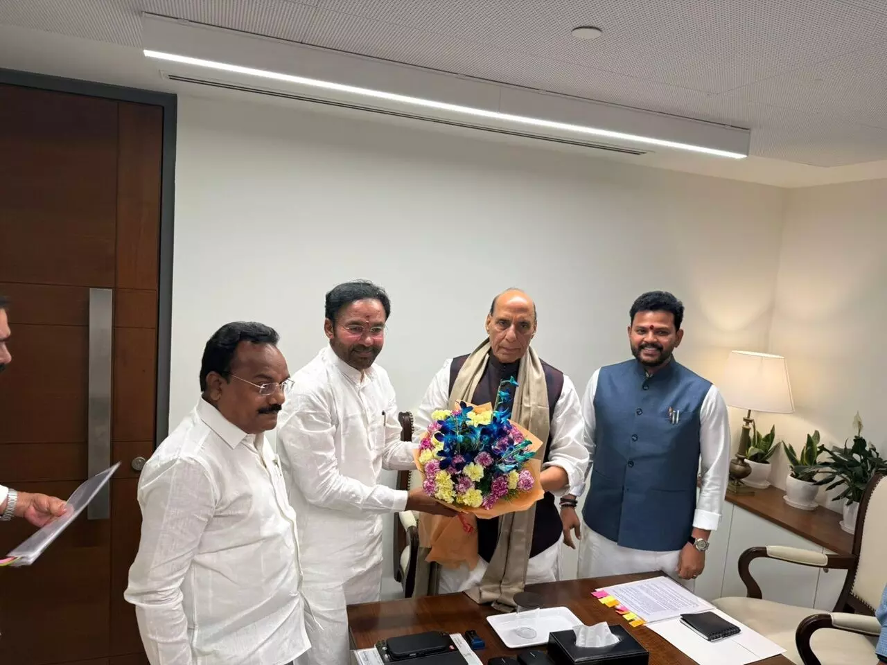 Defence Minister Rajnath Singh: ఆదిలాబాద్ విమానాశ్రయ నిర్మాణానికి రక్షణశాఖ ముందుకు – 450 ఎకరాలతో సివిల్ ఎన్క్లేవ్ ఏర్పాటు : రాజ్నాథ్సింగ్ స్పష్టీకరణ Defence Minister Rajnath Singh: ఆదిలాబాద్ విమానాశ్రయ నిర్మాణానికి రక్షణశాఖ ముందుకు – 450 ఎకరాలతో సివిల్ ఎన్క్లేవ్ ఏర్పాటు : రాజ్నాథ్సింగ్ స్పష్టీకరణ